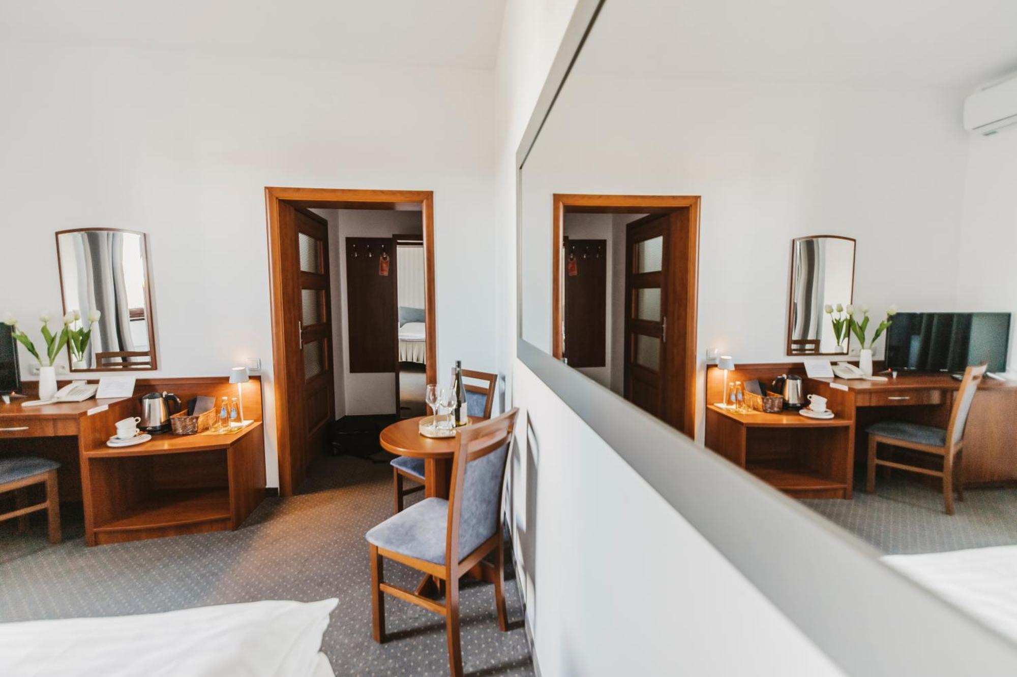 Hotel I Restauracja Borowianka Ostrow Wielkopolski Luaran gambar