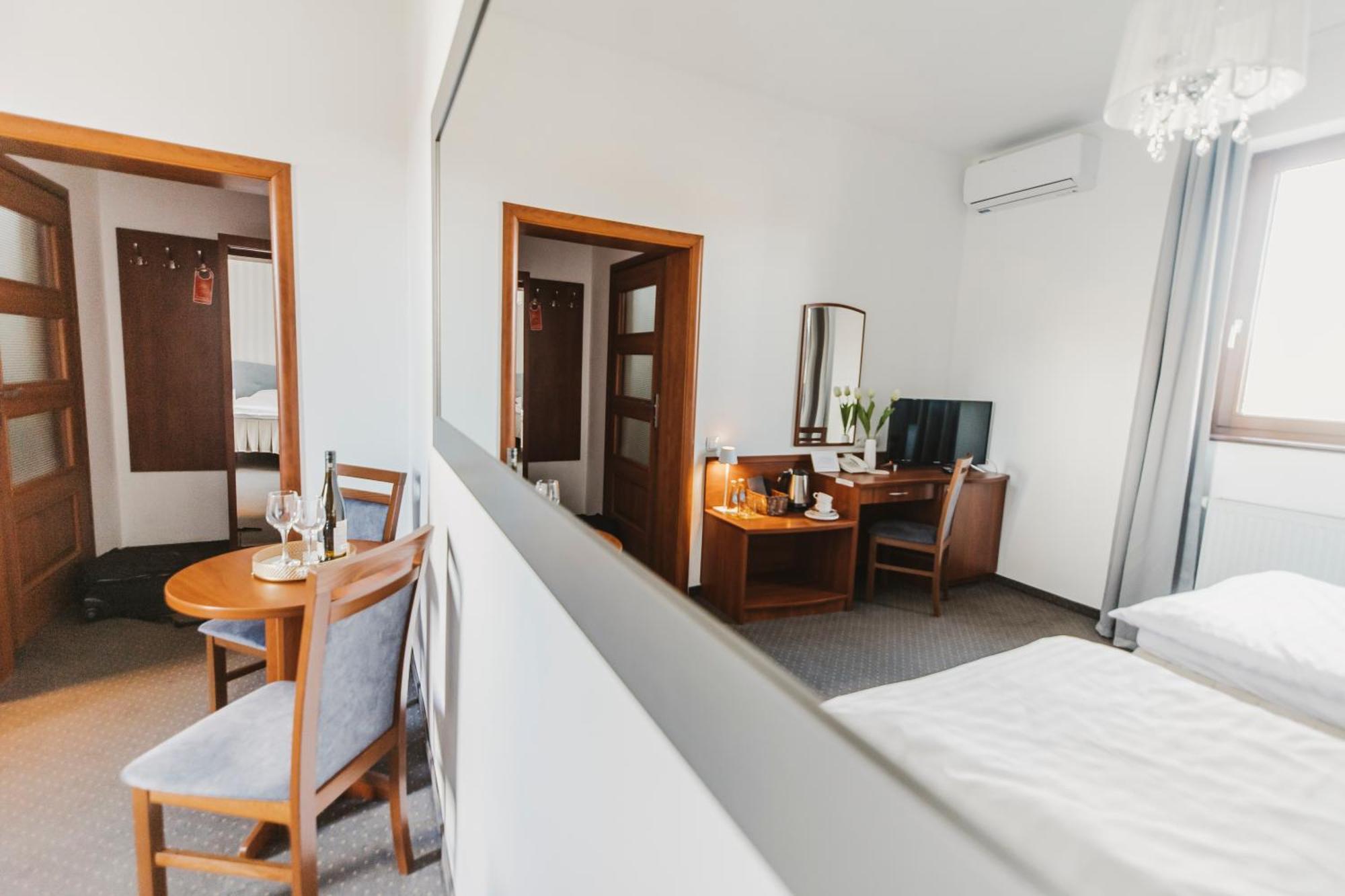 Hotel I Restauracja Borowianka Ostrow Wielkopolski Luaran gambar