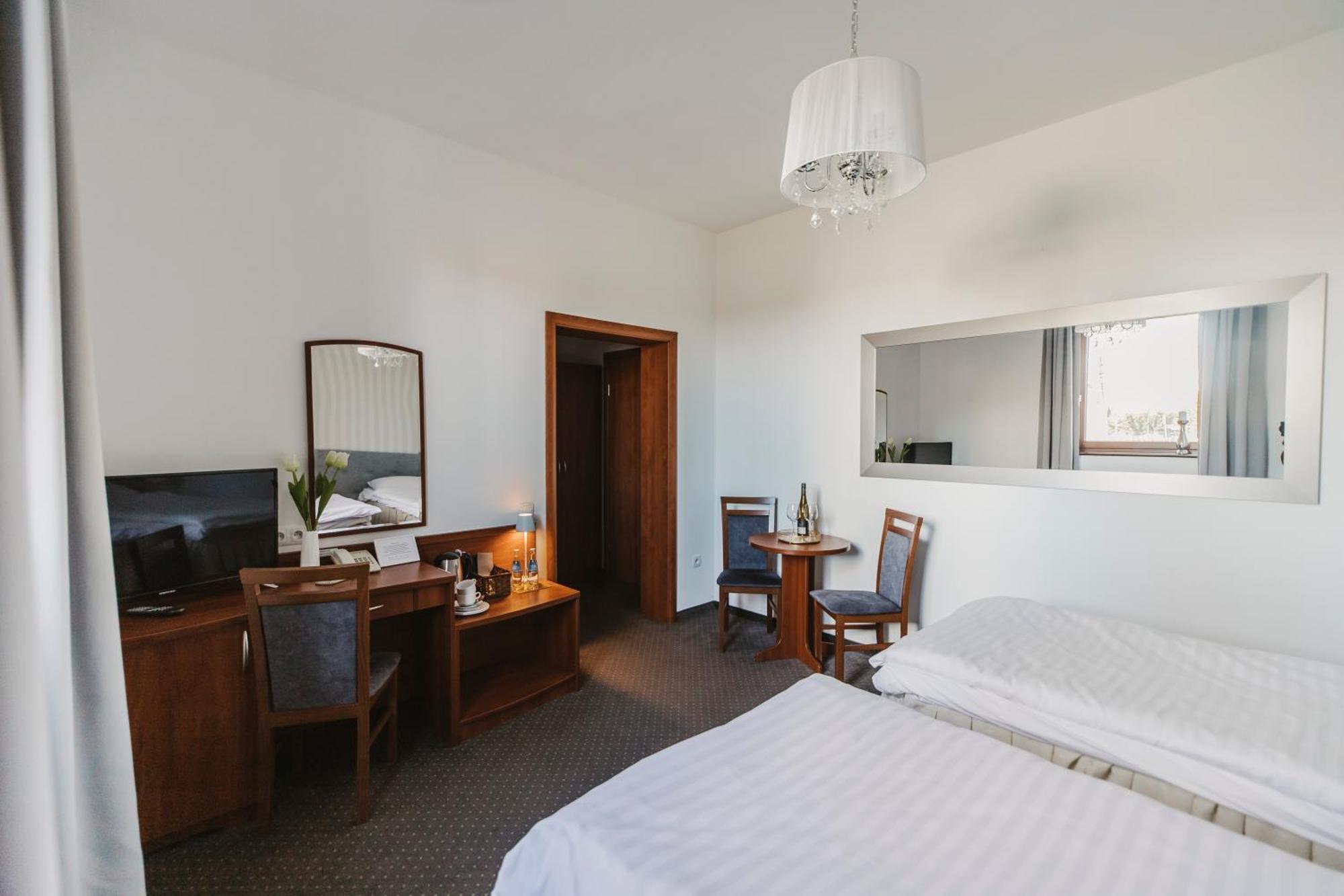 Hotel I Restauracja Borowianka Ostrow Wielkopolski Luaran gambar