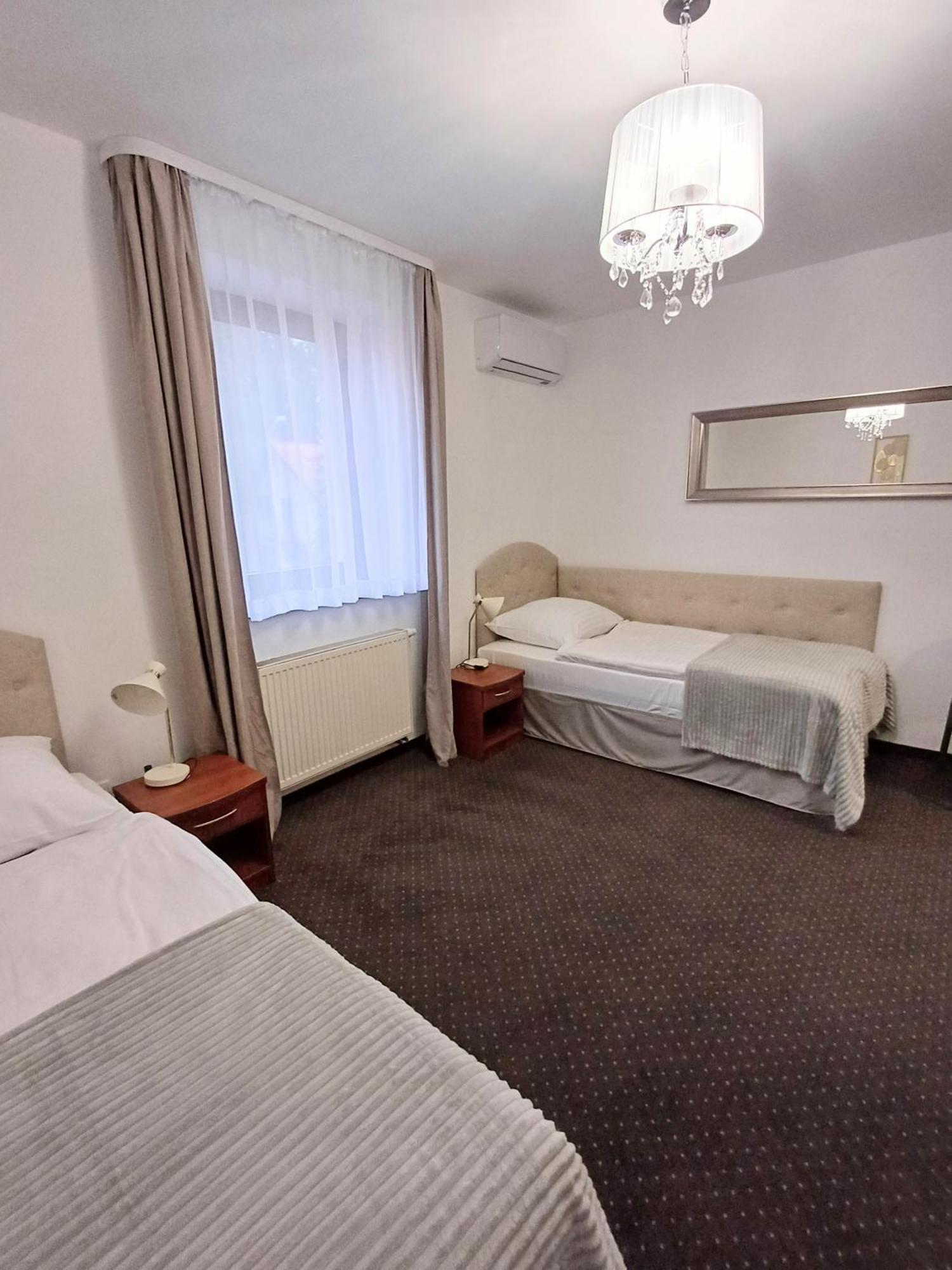 Hotel I Restauracja Borowianka Ostrow Wielkopolski Luaran gambar