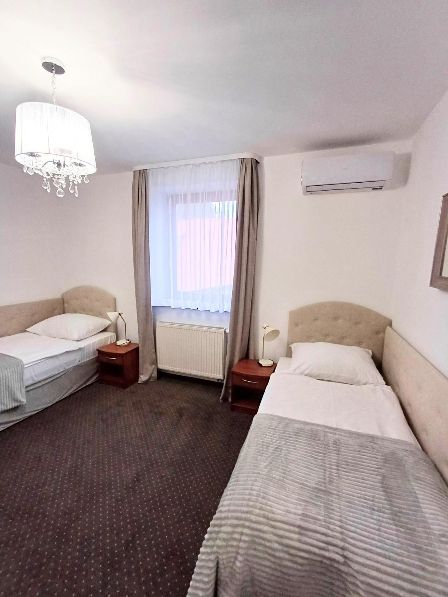 Hotel I Restauracja Borowianka Ostrow Wielkopolski Luaran gambar