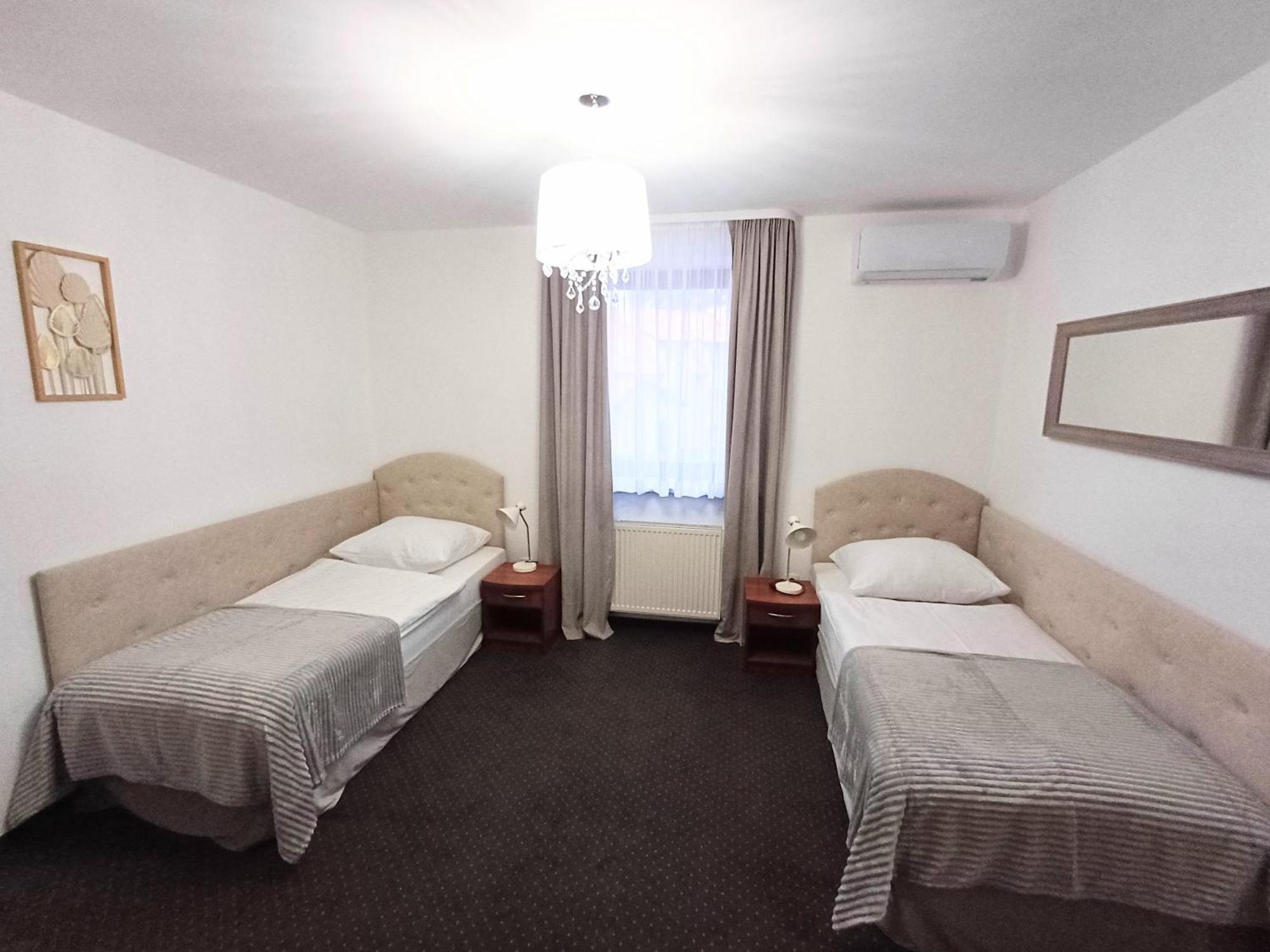 Hotel I Restauracja Borowianka Ostrow Wielkopolski Luaran gambar