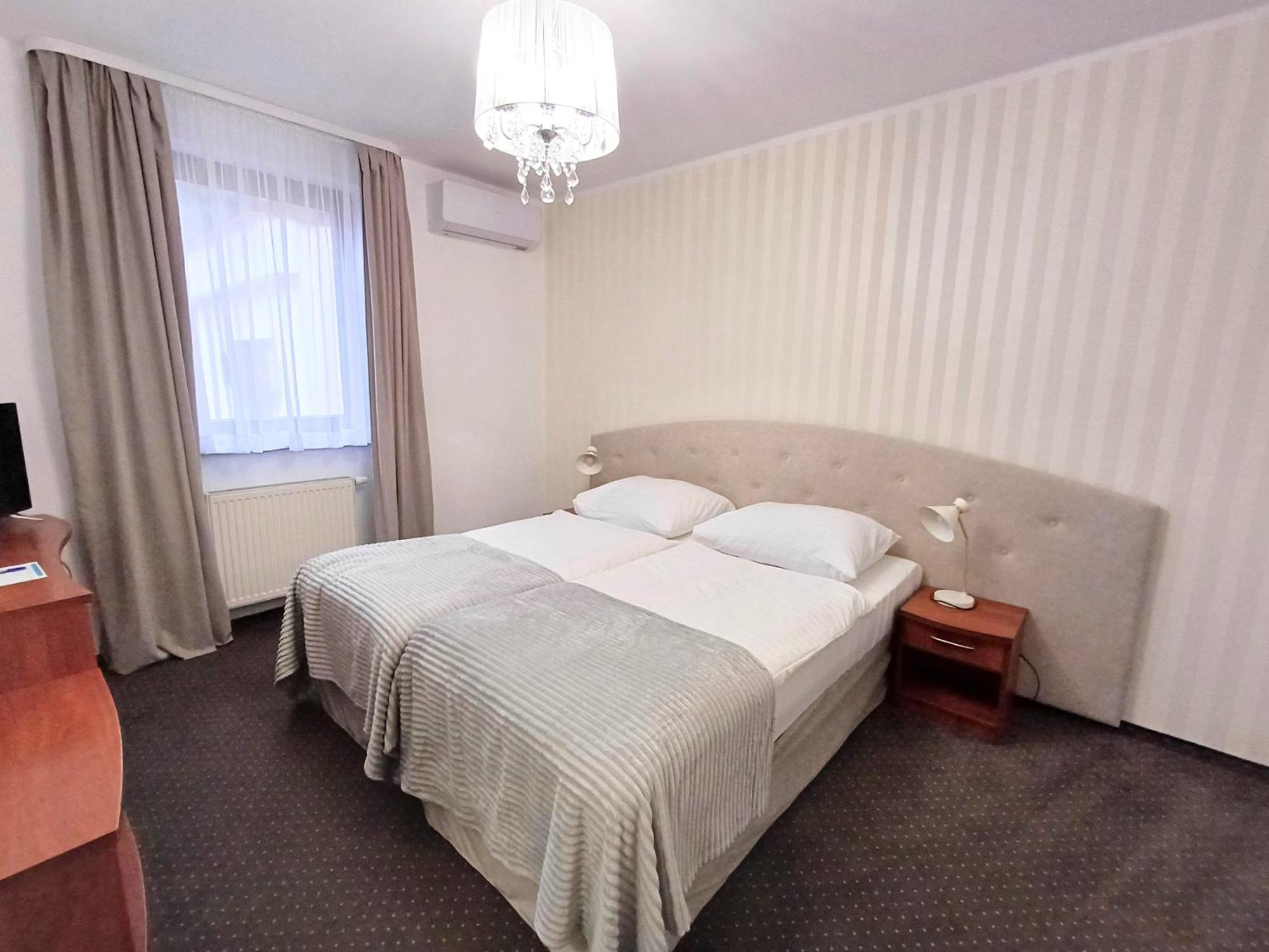 Hotel I Restauracja Borowianka Ostrow Wielkopolski Luaran gambar