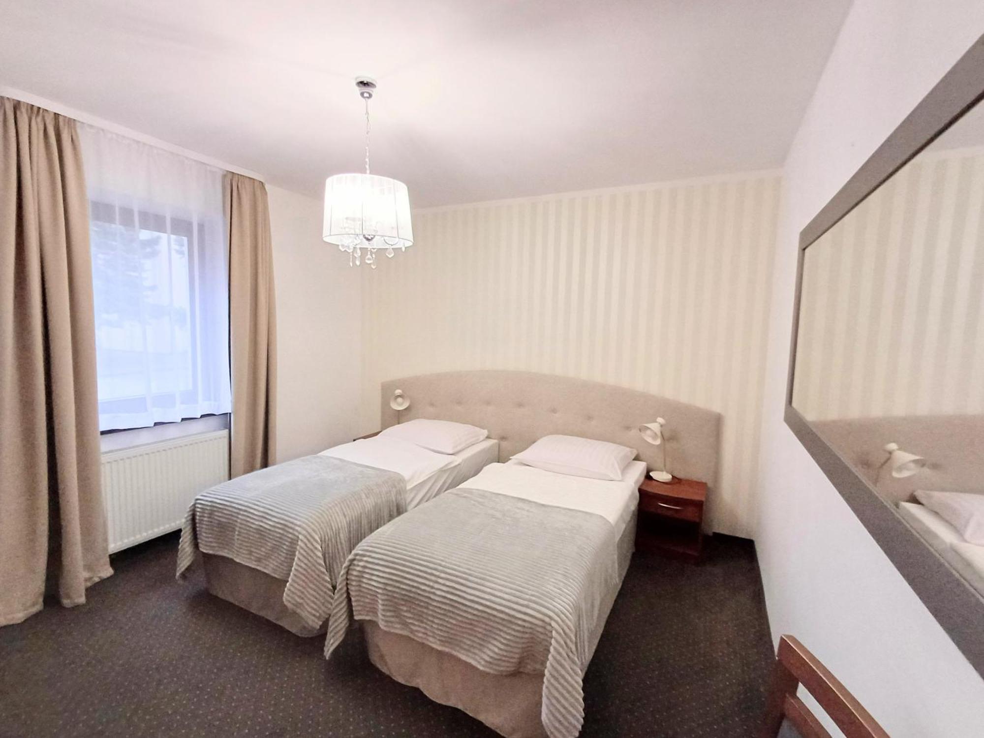 Hotel I Restauracja Borowianka Ostrow Wielkopolski Luaran gambar
