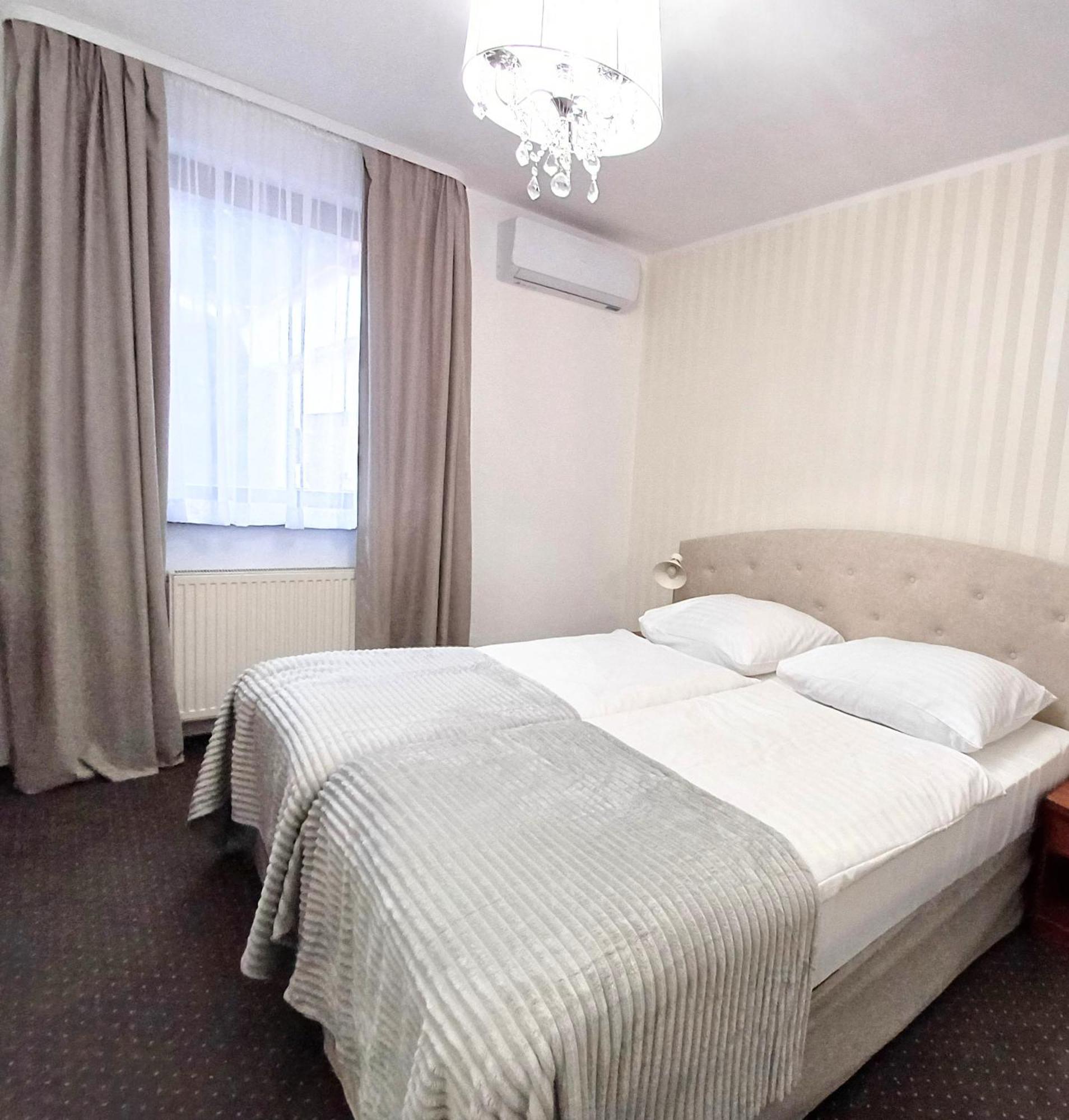 Hotel I Restauracja Borowianka Ostrow Wielkopolski Luaran gambar