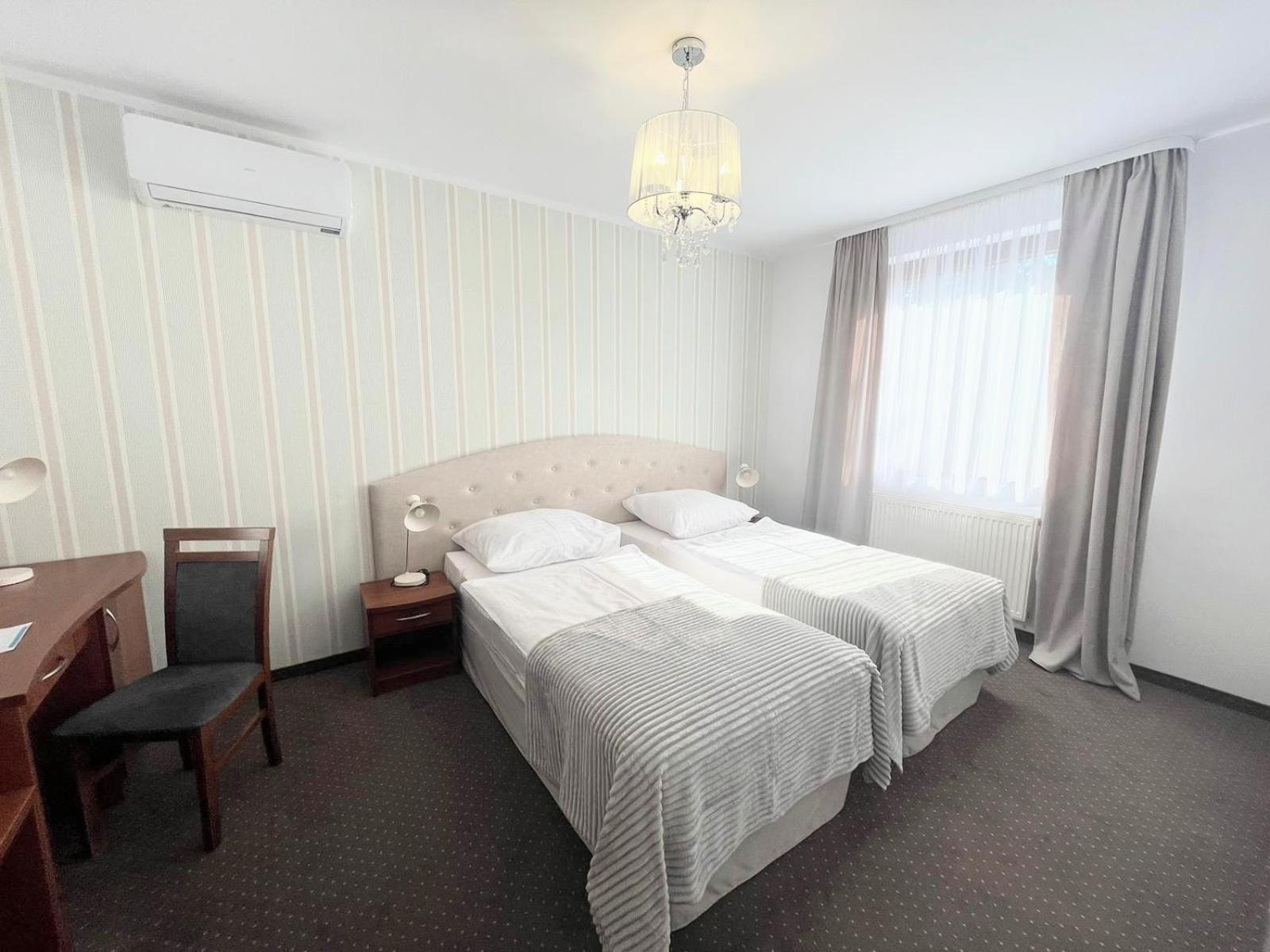 Hotel I Restauracja Borowianka Ostrow Wielkopolski Luaran gambar