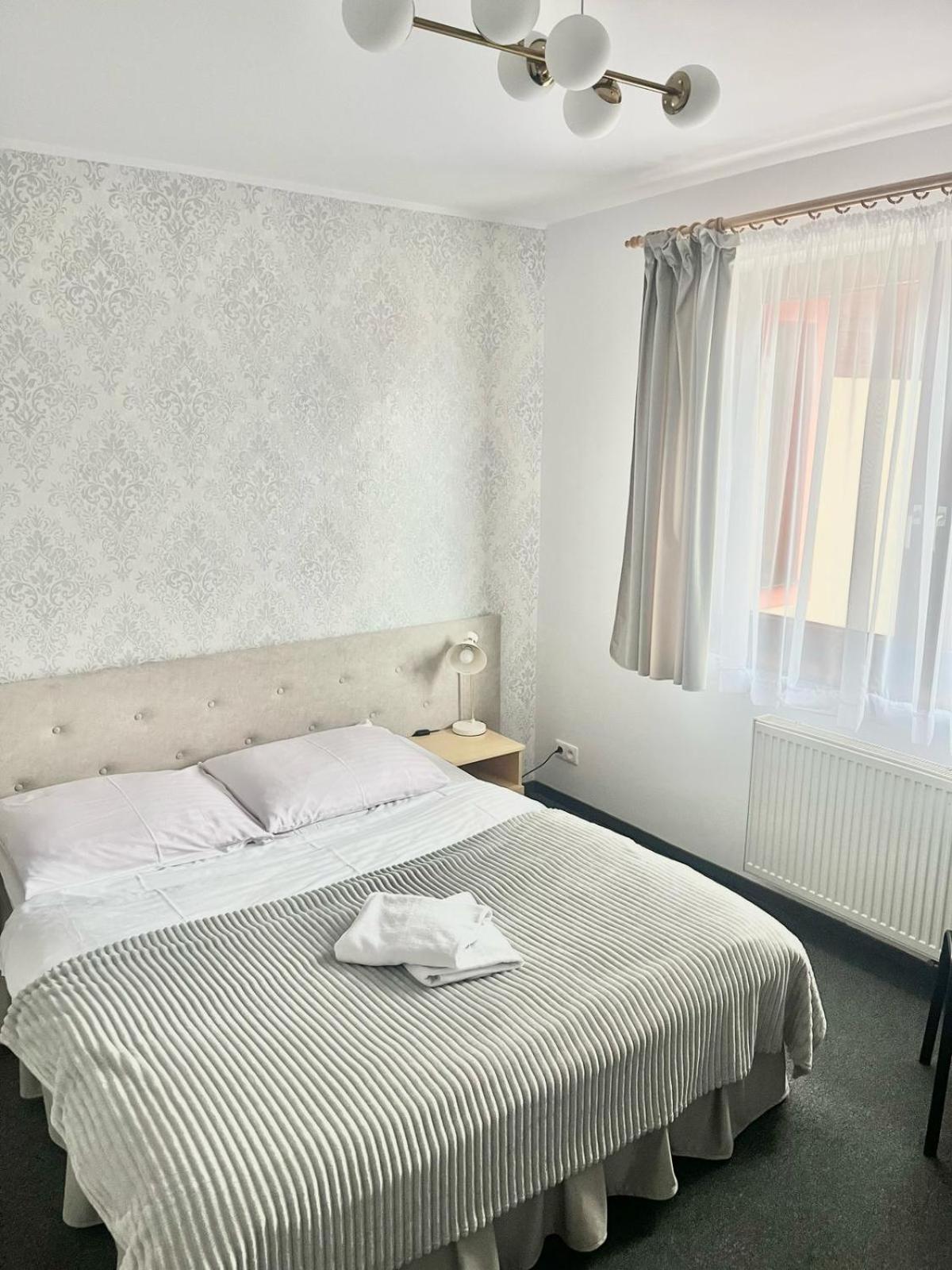 Hotel I Restauracja Borowianka Ostrow Wielkopolski Luaran gambar