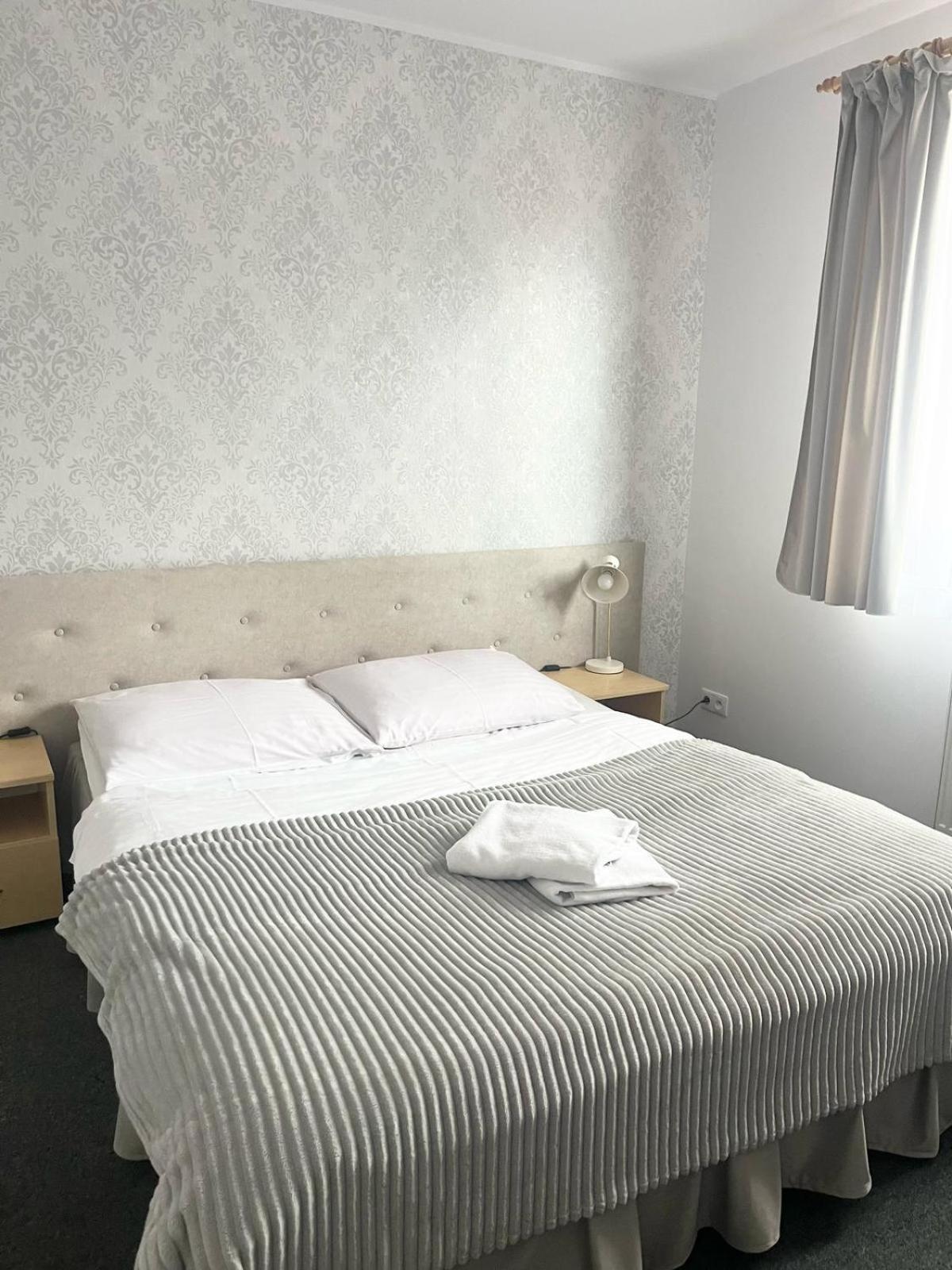 Hotel I Restauracja Borowianka Ostrow Wielkopolski Luaran gambar